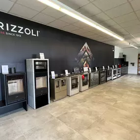 Unsere Rizzoli Holzkochherde, teilweise mit Backofen. ???? Ein Holzkochherd ist weit mehr als nur ein nostalgisches Küchenmöbel – er vereint Kochen, Heizen und Nachhaltigkeit auf charmante Weise