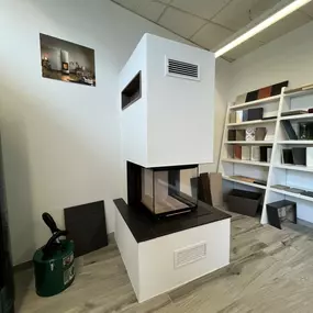 Dieser Cheminéeofen ist in unserem Ausstellungsraum aufgebaut.