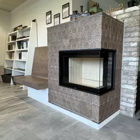 Unser wunderschöner Kachelofen ausgestellt im Studio.