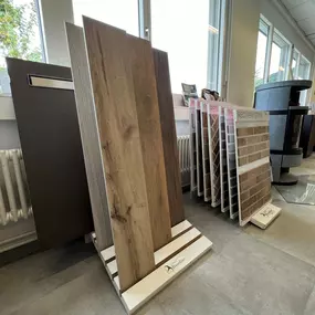 Feinsteinplatten Auswahl mit Holzmotiv in unserem Ausstellungsraum.