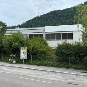 Blick auf Ausstellungsgebäude von Strasse aus