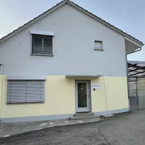 Eingang Ofenausstellung Peterofenbau AG in Hünibach