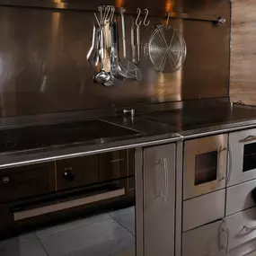 Die Küchenzeilen von Rizzoli vereinen zeitloses Design mit innovativer Technik. Mit hochwertigen Materialien und stilvoller Verarbeitung wird jede Küche zum Mittelpunkt des Lebens – effizient, elegant, einzigartig.