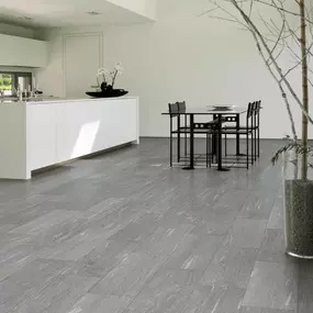 Bodenplatten – die Basis für stilvolle Räume. Ob Naturstein, Keramik oder Feinsteinzeug – jedes Material setzt individuelle Akzente und verleiht Ihrem Zuhause Charakter und Eleganz.