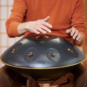 Du weißt nicht, worauf Du bei der Anschaffung einer Handpan achten solltest? Kein Problem, wir helfen Dir gerne mit unserer Expertise weiter und nehmen uns Zeit, die optimal zu Dir passende Handpan zu finden.