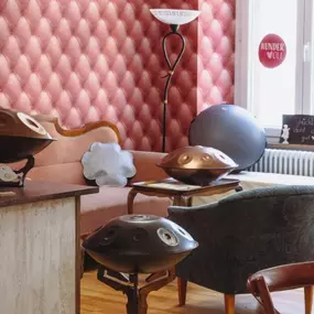 Du bist auf der Suche nach einer passenden Handpan? Im Handpan-Showroom Bodensee bieten wir dir eine abwechslungsreiche Auswahl der unterschiedlichsten Instrumente von verschiedenen Herstellern zum ausprobieren und kaufen an.