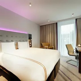 Premier Inn Hamburg City Klostertor hotel bedroom with double bed