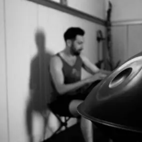 Du bist auf der Suche nach einer passenden Handpan? Im Handpan-Showroom Franken bieten wir Dir eine abwechslungsreiche Auswahl der unterschiedlichsten Instrumente von verschiedenen Herstellern zum ausprobieren und kaufen an.