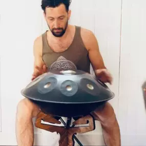 Du weißt nicht, worauf du bei der Anschaffung einer Handpan achten solltest? Kein Problem, ich, Leonardo helfe dir gerne mit meiner Expertise weiter und nehme mir Zeit, die optimal zu dir passende Handpan zu finden.