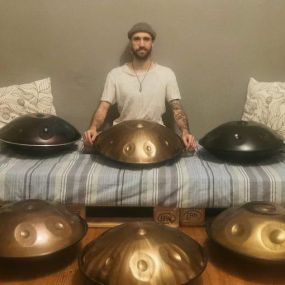 Du bist auf der Suche nach einer passenden Handpan? Im Handpan-Showroom Berlin bieten wir dir eine abwechslungsreiche Auswahl der unterschiedlichsten Instrumente von verschiedenen Herstellern zum ausprobieren und kaufen an.