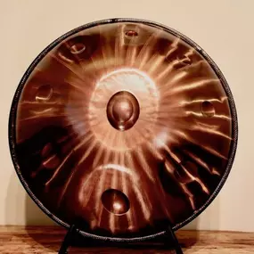 Die Aelo Handpan zeichnet sich durch einen warmen und langanhaltenden Klang aus. Auf Grund des perfekt ausbalanzierten Nachklangs und der ausgewogenen Schwingungsentwicklung, ist die Aelo Handpan die perfekte Kombination aus Percussion- und Melodieinstrument. Bereits bei leichter Berührung entstehen feine und ausgeprägte Klänge. Dies sorgt für eine ausdrucksstarke und detailreiche Klang-Performance.