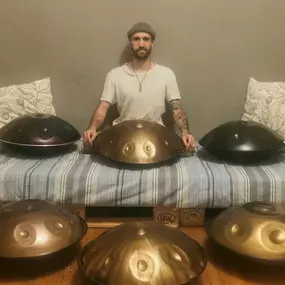 Du bist auf der Suche nach einer passenden Handpan? Im Handpan-Showroom Berlin bieten wir dir eine abwechslungsreiche Auswahl der unterschiedlichsten Instrumente von verschiedenen Herstellern zum ausprobieren und kaufen an.