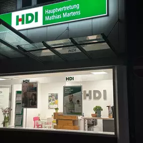 Agentur von außen bei Nacht