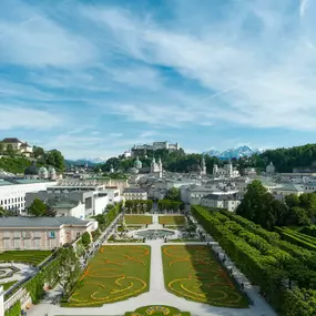 Besuchen Sie den Mirabellgarten und das Schloss Mirabell mit dem Marmorsaal.