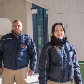 Swiss All Security Sicherheitspersonal führt in einer Tiefgarage patrouillierend regelmässige Kontrollgänge durch, um Fahrzeuge und Eigentum vor Diebstahl und Vandalismus zu schützen.