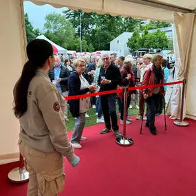 SwissAllSecurity ist ein renommiertes Sicherheitsunternehmen in der Schweiz, das professionelle Sicherheitslösungen und -dienstleistungen anbietet, darunter Objektschutz, Überwachung, Personenschutz und Sicherheitsberatung für Privatpersonen und Unternehmen.