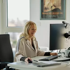 Beratung in der Agentur - AXA Versicherung Wessel & Kollegen oHG - Kfz-Versicherung in Erlangen
