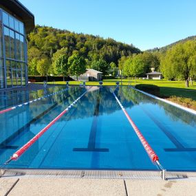 Beheiztes Außenbecken mit 25 Grad (Ende Mai bis Ende Sept)
Schwimmbahn-Reservierungen f. Schwimmvereine möglich
