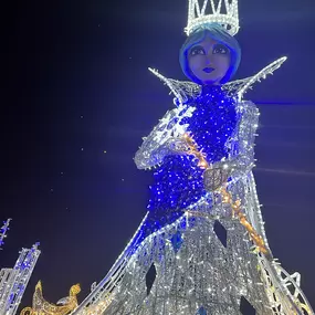 Jedes Jahr in der Winterzeit kommt „Ella – Die Schneekönigin“ und ihr wunderschönes Gewand aus weiß – blauen Samt, bestückt mit zahlreichen glitzernden Brillanten aus Ihrem Schneeköniginnenschloss heraus, um sich euch zu zeigen.