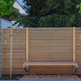 Holzsichtschutzzaun aus kanadischer Lärche | Rhombus Lamelle mit Sitzbank