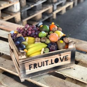 Fruit.Love liefert ihnen Obstkörbe für Unternehmen im flexiblen Frische-Abo in Stuttgart und Umgebung.
Lange Meetings. Zu wenig Zeit. Zu viele Aufgaben. Und zwischendurch auch noch gesund essen? Stress haben wir genug. Deshalb liefern wir dir alles direkt in dein Büro, deine Werkstatt, deine Ideenschmiede oder die Garage, in der gerade Großartiges entsteht. Wir sind für dich da. 
Unsere Fruit-Love Kiste enthält eine bunte, saisonale Auswahl an frischem Obst und exotischen Früchten.

Foodservice,