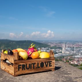 Fruit.Love liefert ihnen Obstkörbe für Unternehmen im flexiblen Frische-Abo in Stuttgart und Umgebung.
Lange Meetings. Zu wenig Zeit. Zu viele Aufgaben. Und zwischendurch auch noch gesund essen? Stress haben wir genug. Deshalb liefern wir dir alles direkt in dein Büro, deine Werkstatt, deine Ideenschmiede oder die Garage, in der gerade Großartiges entsteht. Wir sind für dich da. 
Unsere Fruit-Love Kiste enthält eine bunte, saisonale Auswahl an frischem Obst und exotischen Früchten.

Foodservice,