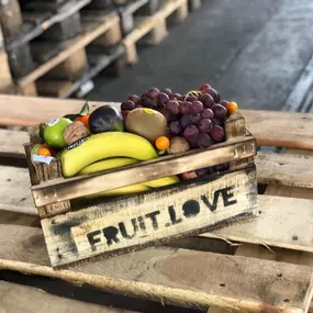 Fruit.Love liefert ihnen Obstkörbe für Unternehmen im flexiblen Frische-Abo in Stuttgart und Umgebung.
Lange Meetings. Zu wenig Zeit. Zu viele Aufgaben. Und zwischendurch auch noch gesund essen? Stress haben wir genug. Deshalb liefern wir dir alles direkt in dein Büro, deine Werkstatt, deine Ideenschmiede oder die Garage, in der gerade Großartiges entsteht. Wir sind für dich da. 
Unsere Fruit-Love Kiste enthält eine bunte, saisonale Auswahl an frischem Obst und exotischen Früchten.

Foodservice,