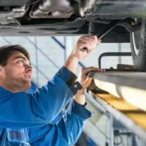 Immer wenn wir ein Fahrzeug warten, prüfen wir auf unserer Prüfstrasse die Spur, die Stossdämpfer und die Bremsen. Ebenfalls kontrollieren wir die Lichteinstellung. Korrekt eingestellte Schweinwerfer sind das A und O für Ihre Sicherheit.