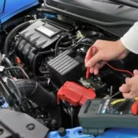 Wir bauen neue Batterien ein und messen die Ladung aus. Alte Batterien bauen wir fachgerecht aus und entsorgen sie.