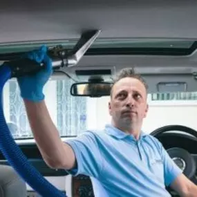 Eine Standard-Reinigung gehört zum Service dazu. Möchten Sie eine umfassendere Reinigung wie, Polieren, innen shampoonieren, Desinfizieren des Innenraums usw. beraten wir Sie gerne.