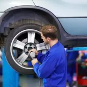 Wir beraten Sie sehr gerne, welche Reifen zu Ihrem Auto passen. Bei uns erhalten Sie Sommer- und Winterreifen zu Preisen wie im Fachhandel. Neue Reifen ziehen wir auf und wuchten sie aus. Wir liefern Ihnen Komplett-Räder mit Alu- oder Stahlfelgen. Alte Reifen demontieren und entsorgen wir fachgerecht. Gerne lagern wir Ihre Sommer und Winterräder bei uns ein.