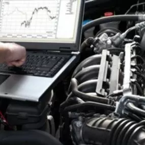 Braucht Ihr Auto noch eine Abgaswartung? Wir sagen es Ihnen. Wenn ja… machen wir das! (Für Benzinmotoren + Dieselmotoren)