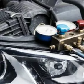 Wir warten die Klimaanlagen aller Marken. Wir empfehlen, eine Klimaanlage alle 2-3 Jahre zu kontrollieren und zu warten.