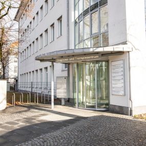 Hauseingang zur Praxis für Strahlentherapie in München Nymphenburg