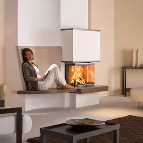 ???? Behagliche Wärme am Cheminée genießen – ein stiller Moment voller Geborgenheit, knisternder Flammen und wohltuender Entspannung.