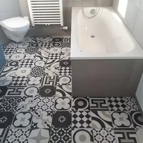 Badezimmerboden in Retro-Muster Optik