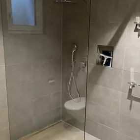 Die Glaswand-Dusche ist pflegeleicht, individuell anpassbar und lichtdurchflutet.