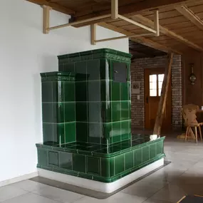 Ein Kachelspeicherofen verbindet traditionelle Handwerkskunst mit moderner Effizienz. Die Wärme wird sanft gespeichert und über Stunden hinweg gleichmäßig abgegeben.