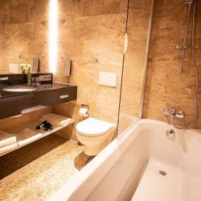 EST Residence Schönbrunn Wien - edel ausgestattete Badezimmer mit Badewanne und Power Dusche