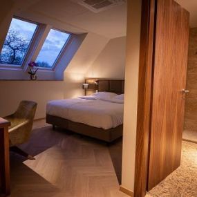 Schlafzimmer mit Bad in den Ferienwohnungen von EST Residence Schönbrunn Wien