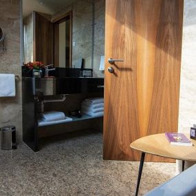 EST Deluxe Apartments - edel ausgestattete Badezimmer mit Badewanne in Wien Schönnbrunn.