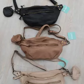 Nordstern. Living ’n’ more Euskirchen, Mode, Leder,Crossbodybag aus weichem Leder beige, taupe, schwarz