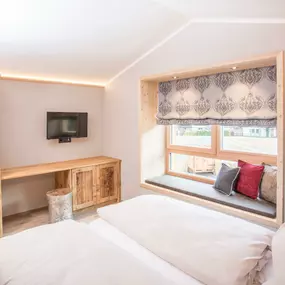 Uriges Schlafzimmer - Alpegg Chalets in Waidring