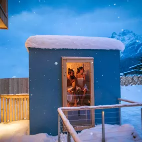 Alpegg Chalets in Waidring - Sauna Cube auf der Terrasse