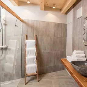 Modernes Badezimmer mit Regendusche in den Chalets von Alpegg in Waidring, Tirol.