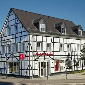 Aussenansicht der Apotheke in der Aue