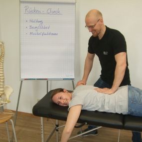 Rücken-Check & Haltungsanalyse. Wissenstest zur Risikobewertung von chronischen Rückenschmerzen. HFA BGMplus in Jena, Thüringen. Betriebliche Gesundheit in Thüringen, BGM Maßnahmen und Umsetzung in Thüringen, Jena, Apolda, Gera. Betriebliches Gesundheitsmanagement (BGM), Betriebliche Gesundheitsförderung (BGF), Präventionskurse im Betrieb, Ergonomie, Rückengesundheit, Gesundheitsmaßnahmen, Stress.  In Jena, Erfurt, Gera, Weimar, Suhl, Gotha,  Meiningen, Arnstadt, Ilmenau, Saalfeld, Apolda, Sömme