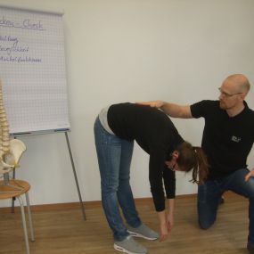 Rücken-Check & Haltungsanalyse. Wissenstest zur Risikobewertung von chronischen Rückenschmerzen. HFA BGMplus in Jena, Thüringen. Betriebliche Gesundheit in Thüringen, BGM Maßnahmen und Umsetzung in Thüringen, Jena, Apolda, Gera. Betriebliches Gesundheitsmanagement (BGM), Betriebliche Gesundheitsförderung (BGF), Präventionskurse im Betrieb, Ergonomie, Rückengesundheit, Gesundheitsmaßnahmen, Stress.  In Jena, Erfurt, Gera, Weimar, Suhl, Gotha,  Meiningen, Arnstadt, Ilmenau, Saalfeld, Apolda, Sömme