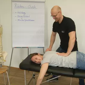 Rücken-Check & Haltungsanalyse. Wissenstest zur Risikobewertung von chronischen Rückenschmerzen. HFA BGMplus in Jena, Thüringen. Betriebliche Gesundheit in Thüringen, BGM Maßnahmen und Umsetzung in Thüringen, Jena, Apolda, Gera. Betriebliches Gesundheitsmanagement (BGM), Betriebliche Gesundheitsförderung (BGF), Präventionskurse im Betrieb, Ergonomie, Rückengesundheit, Gesundheitsmaßnahmen, Stress.  In Jena, Erfurt, Gera, Weimar, Suhl, Gotha,  Meiningen, Arnstadt, Ilmenau, Saalfeld, Apolda, Sömme