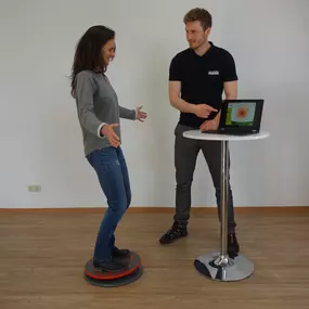 Senso-Check, Sensomotorik und motorische Kontrolle, Hals-Wirbelsäulen-Check. AGAMO GmbH - Ihr Partner für BGF & BGM in Jena, Thüringen. Betriebliche Gesundheit in Thüringen, BGM Maßnahmen und Umsetzung in Thüringen, Jena, Apolda, Gera. Betriebliches Gesundheitsmanagement (BGM), Betriebliche Gesundheitsförderung (BGF), Präventionskurse im Betrieb, Ergonomie, Rückengesundheit, Gesundheitsmaßnahmen, Stress.  In Jena, Erfurt, Gera, Weimar, Suhl, Gotha,  Meiningen, Arnstadt, Ilmenau, Saalfeld, Apolda